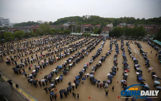 韩国民众悼念沉船遇难者连续两日排长队（组图）
