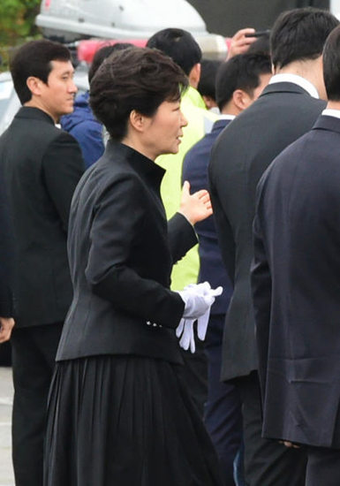 韩国总统朴槿惠着黑裙吊唁沉没客轮遇难者（图）