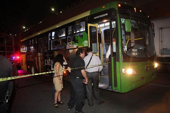 墨西哥劫匪公交车上抢劫未遂反遭乘客杀害（图）
