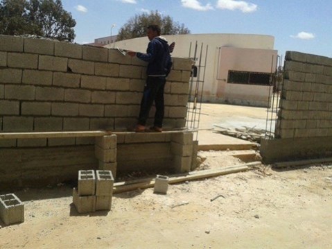 利比亚一大学为将男女学生分开修建隔离墙（图）