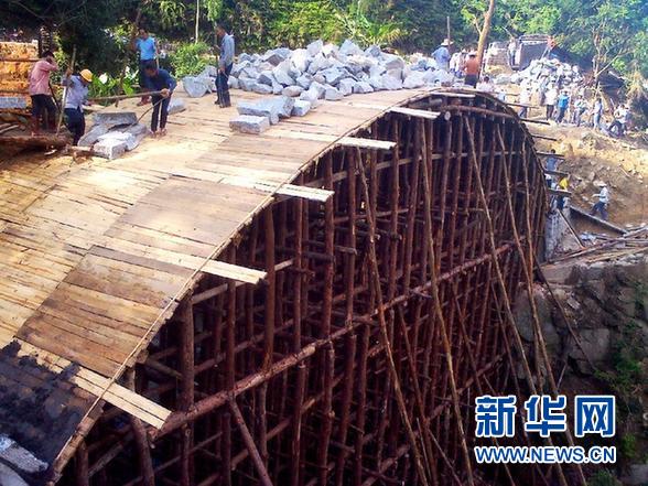 东南网 国内 社会 > 正文   这是5月3日拍摄的石拱桥坍塌现场(手机