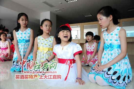 江西德兴10岁无腿女孩用双手托起"舞蹈梦"(组图)
