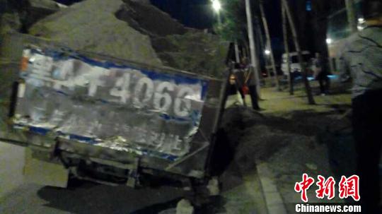 哈尔滨一路面塌陷致一卡马斯汽车后轮坠入无伤亡