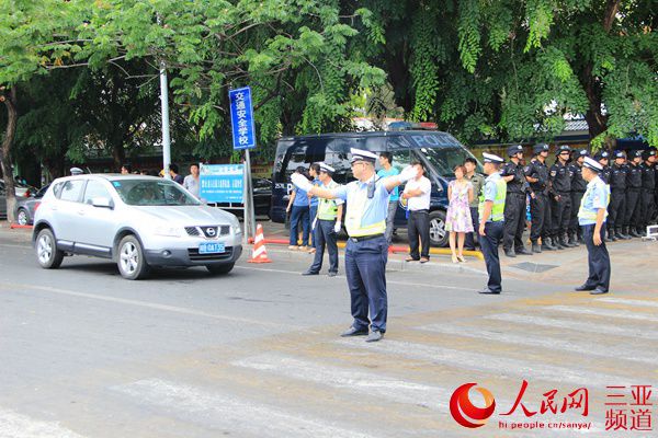 交警现场指挥交通