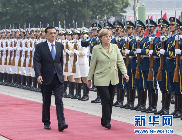  7月7日，国务院总理李克强在北京人民大会堂东门外广场举行仪式，欢迎来华进行正式访问的德国总理默克尔。 新华社记者 王晔 摄 