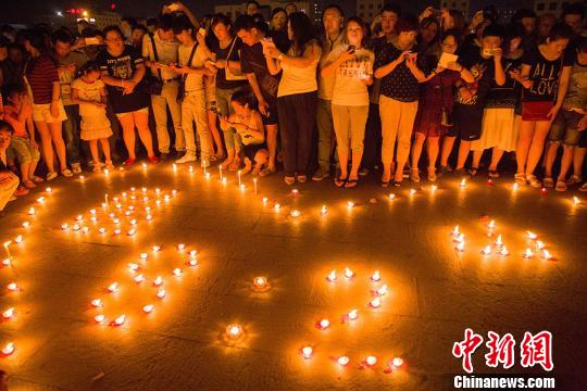 江苏昆山市民点烛为爆炸事故伤亡者祈福