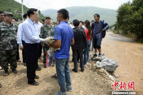 李克强抵达鲁甸地震震中看望受伤民众救治情况（图）（2）