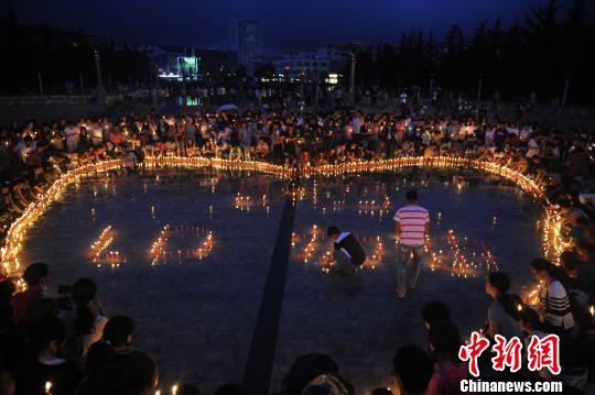 鲁甸震区雨中七日祭：不灭的红烛不灭的希望（图）