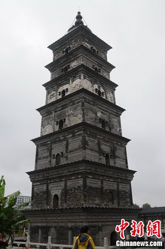 京杭大运河中矗立古刹镇国寺有南方大雁塔之称