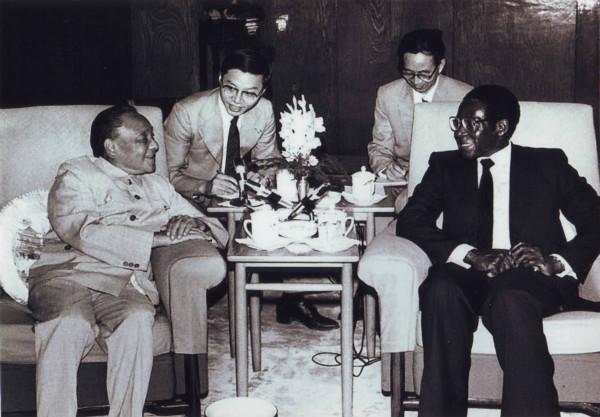 第一次给邓小平做翻译，1985年8月28日，邓小平会见津巴布韦当时的总理穆加贝