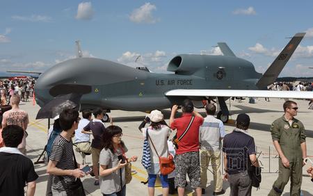 日本三泽基地举行航空节"全球鹰"无人机亮相