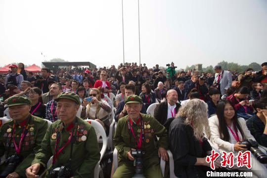 老兵展出民兵照纪念毛泽东提出“全民皆兵”56周年