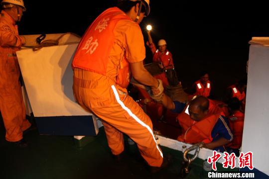渔船深夜搁浅长江口水域8名遇险渔民获救