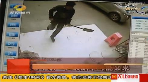湖南男子疑买到假烟 持“青龙偃月刀”打砸超市