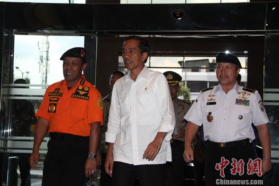 印尼总统佐科要求救援机构全力搜寻失联亚航客机