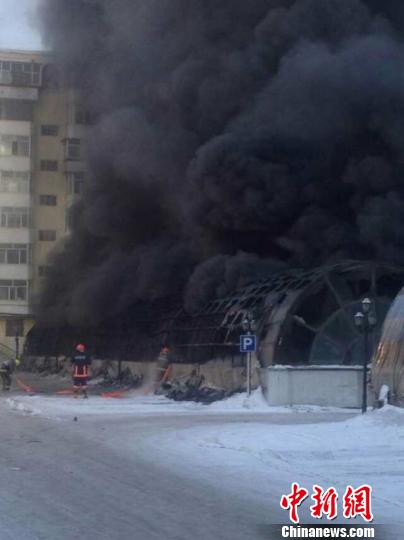 哈尔滨一仓库大火已持续4小时目前仍在救援