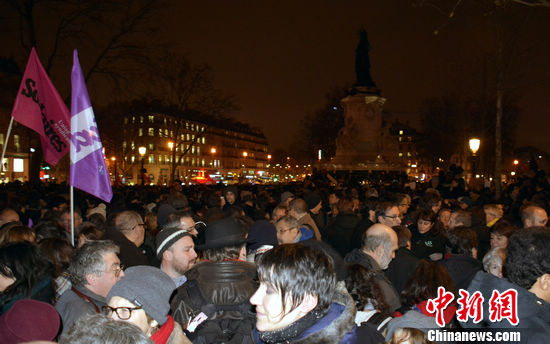 法国多个城市举行群众集会哀悼枪击案死者