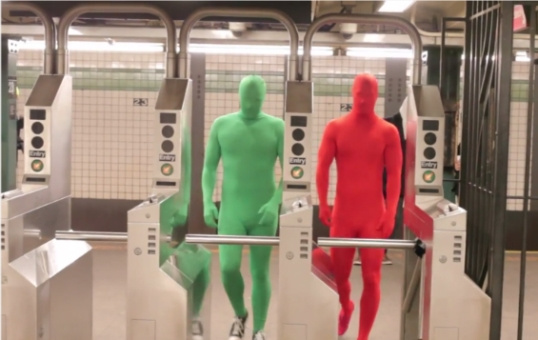 纽约“小红人”教你地铁礼仪：不能跳钢管舞（图）