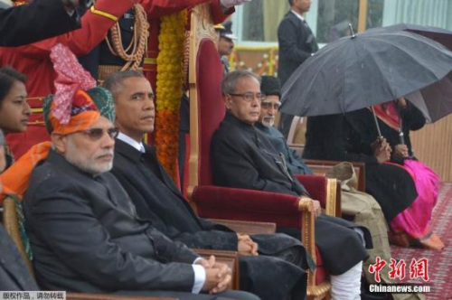  当地时间2015年1月26日，印度新德里，美国总统奥巴马偕夫人米歇尔在印度总理莫迪陪同下观看国庆日阅兵。 