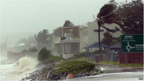 澳大利亚遭两强气旋袭击昆士兰州房毁淹水断电