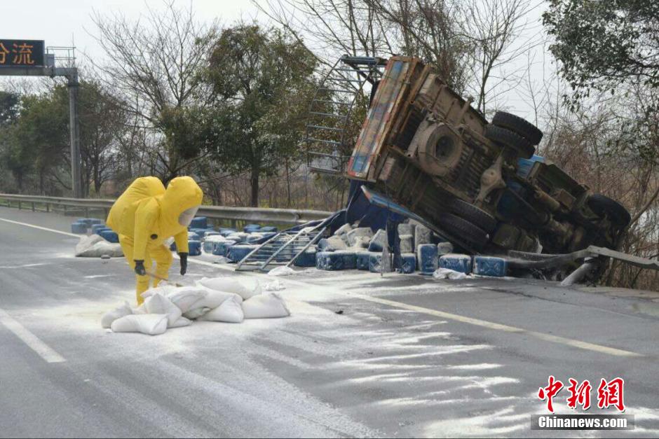 剧毒氢氟酸高速路上泄漏 九江消防5小时危急处置