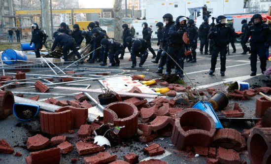 德国民众在欧洲央行总部示威与警方冲突致1伤
