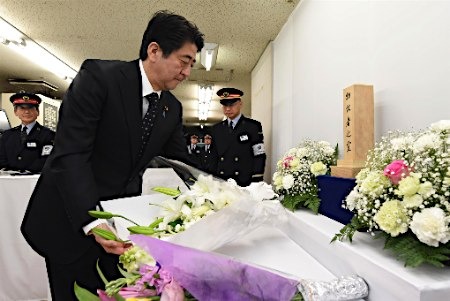 日本各界悼念东京地铁毒气案遇难者安倍献花