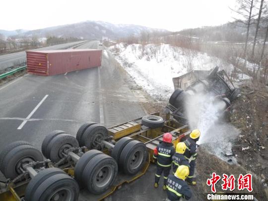 珲乌高速吉林段一货车侧翻致天然气泄漏（图）
