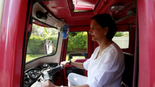 巴基斯坦女子提供女性专用三轮车避免性骚扰（图）