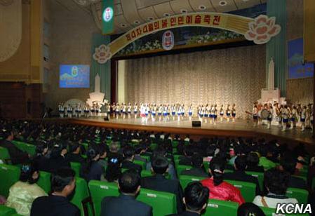 朝鲜四月之春人民艺术节开幕千余人参加开幕式