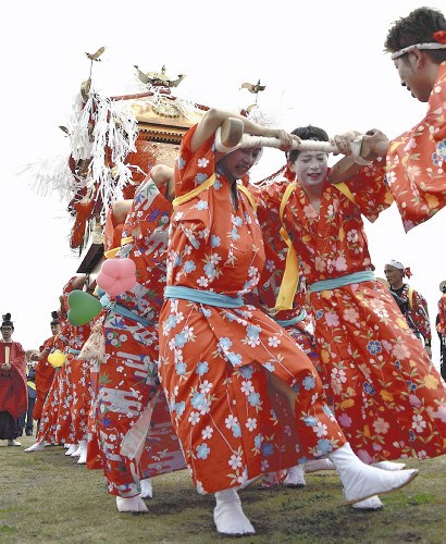 日本举办防汛传统活动男子擦粉穿女装扮女人