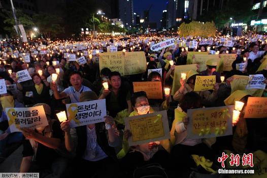 韩国沉船事故周年祭：家属削发抗议回忆仍惊心