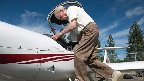 美国95岁老人打破世界纪录成最年长飞行员（图）