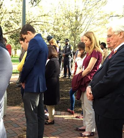 美国举行仪式纪念8年前弗吉尼亚枪击案遇难者
