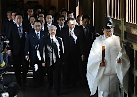 日媒：百余日本国会议员集体参拜靖国神社