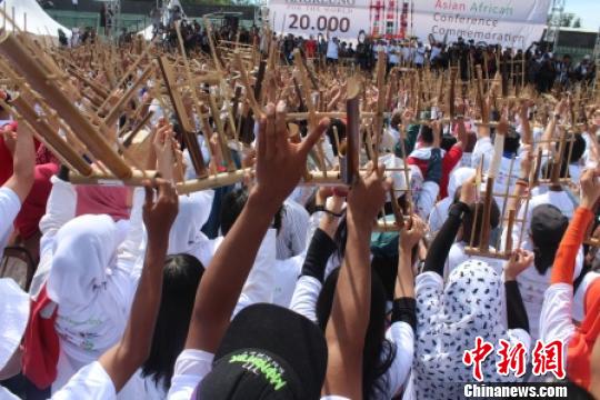 印尼举办2万人齐摇安格隆活动庆亚非会议60周年