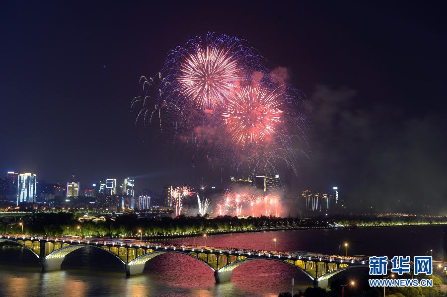 周末音乐焰火晚会重绽湘江