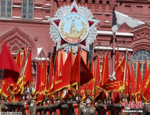 当地时间5月7日，俄罗斯军队士兵在红场准备胜利日阅兵总彩排。5月9日，莫斯科红场将举行庆祝卫国战争胜利70周年阅兵仪式。图为身着二战时期军装的步兵方阵亮相红场。