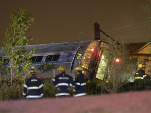美国费城列车脱轨引发事故导致至少5人遇难（图）