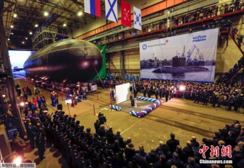 资料图：　当地时间11月28日，俄罗斯海军636.3项目柴电潜艇“新罗西斯克”(Novorossiysk)号在圣彼得堡Admiralteiiskiye造船厂举行下水。
