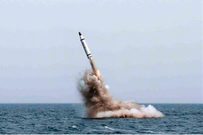 5月9日朝中社提供的照片显示，朝鲜战略潜艇当日成功进行了弹道导弹水下试验发射。不过，美国专家认为这张图片是合成的。新华社发