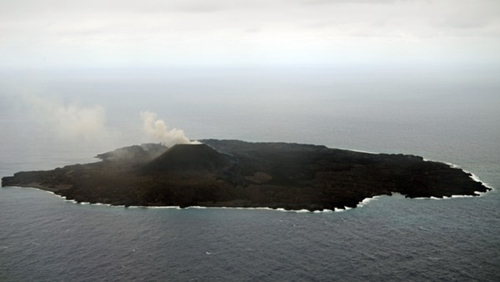熔岩流出后沉积日本西之岛东南陆地面积扩大