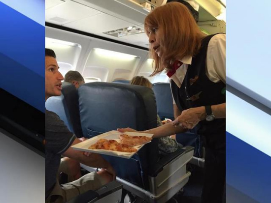 美国一航班延误机长为安抚全体乘客主动请吃披萨
