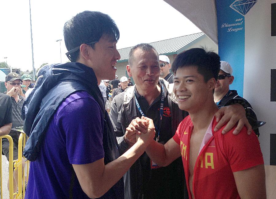 5月30日,苏炳添(右)在比赛后接受刘翔祝贺. 新华社记者李博闻摄