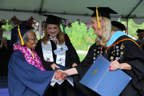 美国99岁的老人多蕾斯·丹尼尔斯用7年的时间刻苦攻读，终于完成了大学学业。