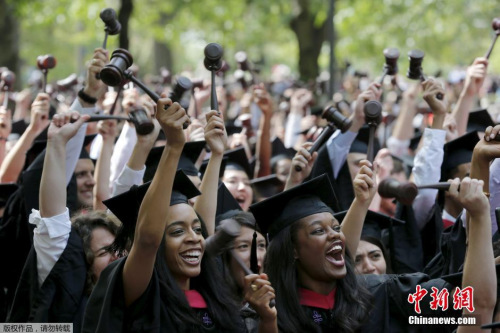 资料图：美国哈佛大学毕业典礼。美国近日举行的SAT考试印错了考试时间。