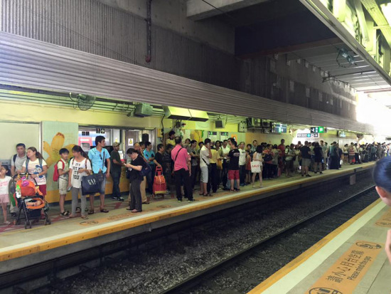 精神病男子香港地铁站跳轨身亡警方称初步无可疑