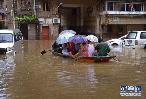 江西南昌遭暴雨袭击部分小区房间进水车辆被淹