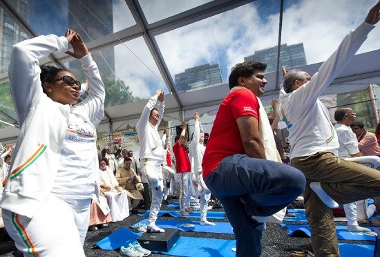 国际瑜伽日纽约1.7万人齐练瑜伽潘基文出席