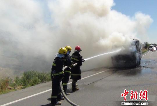 新疆高温：216国道客车着火烧成空壳200余辆车滞留（图）